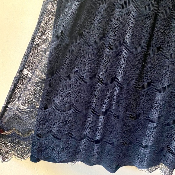 Banana Republic Lace Overlay Sleeveless Top - Picture 3 of 3